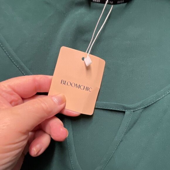 NWT Bloomchic Size 28 Hunter green contrast trim petal sleeve top. - Picture 6 of 10